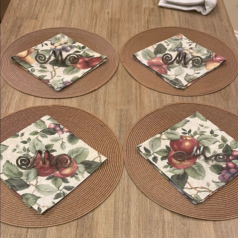 Placemats, Cloth Napkins & Napkin Rings